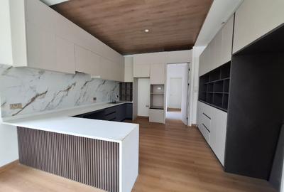 5 Bed Townhouse with En Suite in Lavington