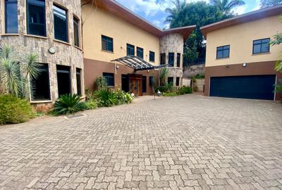 5 Bed Villa with En Suite in Kyuna - 4
