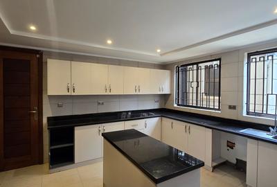 5 Bed Townhouse with En Suite in Lavington - 3