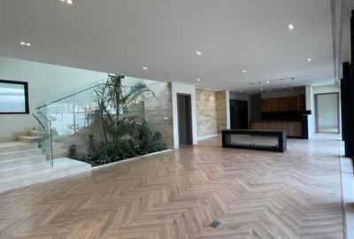 5 Bed Villa with En Suite in Brookside - 3