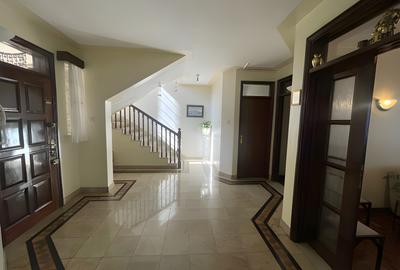 5 Bed Townhouse with En Suite in Riverside