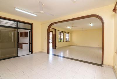 4 Bed Townhouse with En Suite at Links Road - 4