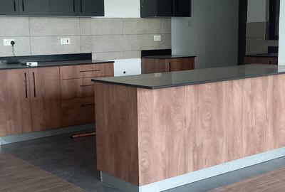 3 Bed Apartment with En Suite in Hurlingham