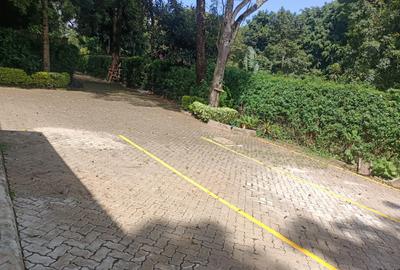 4 Bed House with En Suite in Lavington
