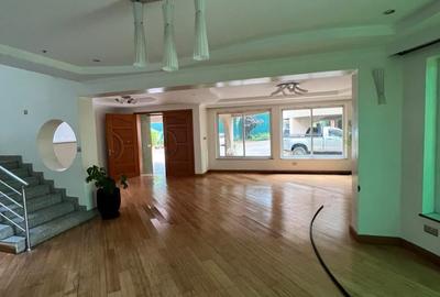 4 Bed Townhouse with En Suite in Riverside - 2