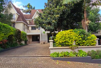 6 Bed Townhouse with En Suite at Lavington Green - 3