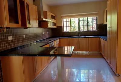 5 Bed Villa with En Suite in Runda - 3