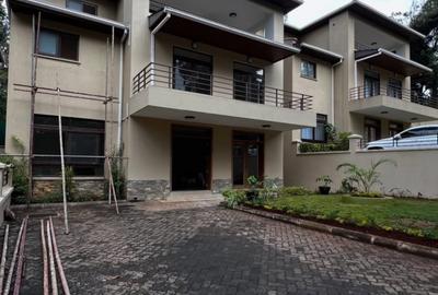 5 Bed House with En Suite in Lavington - 2