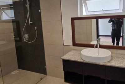 5 Bed House with En Suite in Runda - 4