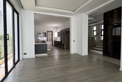 5 Bed Townhouse with En Suite in Lavington - 2