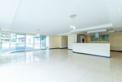 3 Bed Apartment with En Suite in Riverside