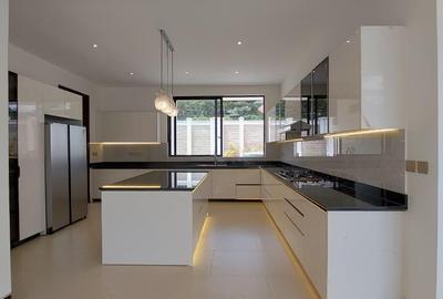 5 Bed House with En Suite at Peponi - 3