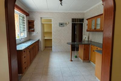5 Bed House with En Suite at Lavington - 3
