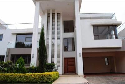 5 Bed Villa with En Suite in Lavington