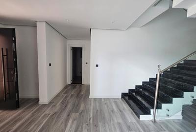 5 Bed Townhouse with En Suite in Lavington - 2