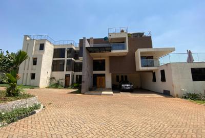 5 Bed House with En Suite in Runda