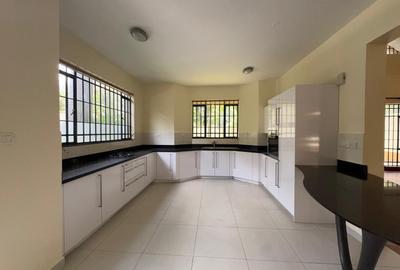 5 Bed Townhouse with En Suite in Lavington - 3