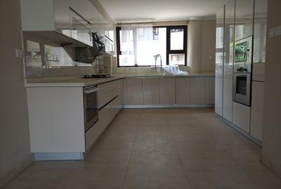 3 Bed Apartment with En Suite in Riverside