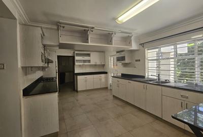 5 Bed House with En Suite in Runda - 4