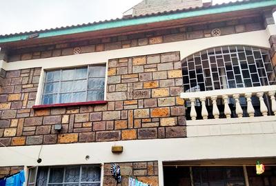 4 Bed House with En Suite in Donholm - 2