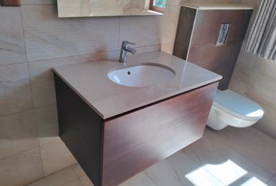 5 Bed Townhouse with En Suite in Lavington - 3