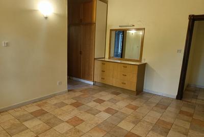 4 Bed House with En Suite in Hill View - 4