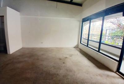 354 ft² Shop with Parking in Parklands - 2