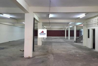 12,000 ft² Warehouse with Backup Generator in Industrial Area - 4