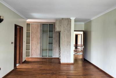 5 Bed Townhouse with En Suite in Runda - 3