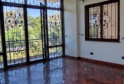 5 Bed House with En Suite in Lavington - 4