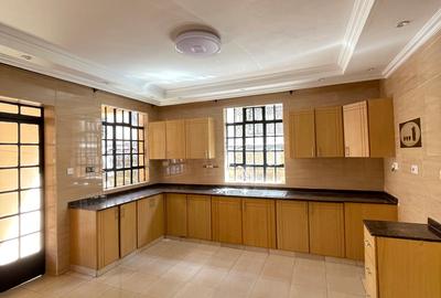 5 Bed Villa with En Suite in Lavington