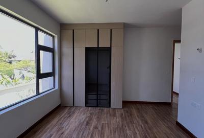 6 Bed Townhouse with En Suite at Lavington Green - 3