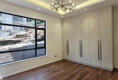 6 Bed Villa with En Suite in Lavington - 3