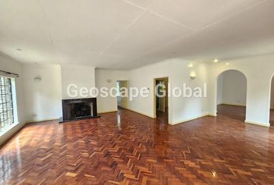 4 Bed House with En Suite in Rosslyn - 2