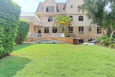 6 Bed House with En Suite in Ridgeways - 2
