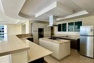 3 Bed Apartment with En Suite in Riverside