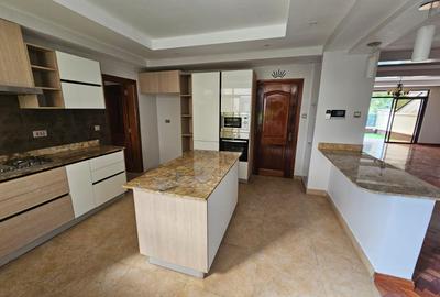 4 Bed Apartment with En Suite in Riverside - 4