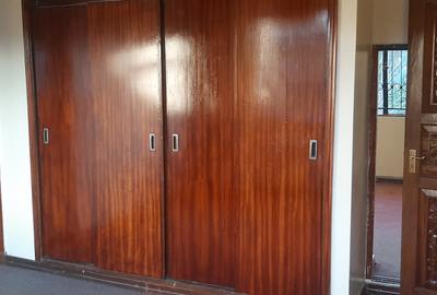 5 Bed House with En Suite at Duom Palm Street - 2