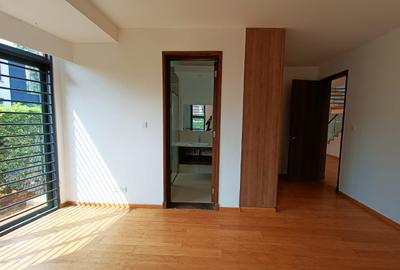 4 Bed Townhouse with En Suite in Ridgeways