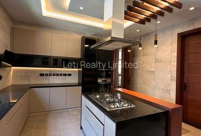 5 Bed House with En Suite in Runda - 3