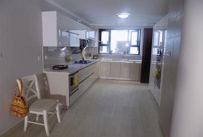 3 Bed Apartment with En Suite in Riverside