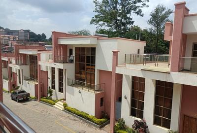 5 Bed Townhouse with En Suite in Lavington - 2