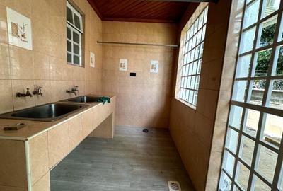 5 Bed Townhouse with En Suite in Lavington - 3
