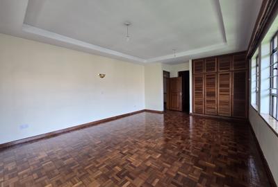 5 Bed House with En Suite in Runda - 4