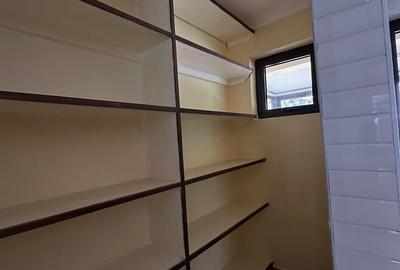 5 Bed Townhouse with En Suite in Lavington - 4