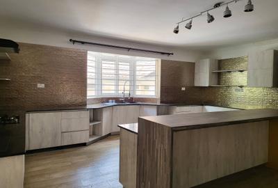 5 Bed Townhouse with En Suite in Rosslyn - 3