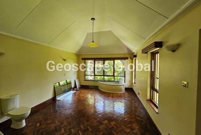 5 Bed House with En Suite in Runda