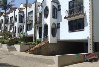 5 Bed Villa with En Suite at Brookside