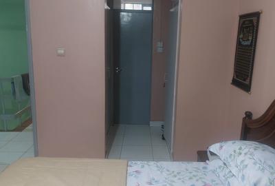 3 Bed House with En Suite in Donholm - 3