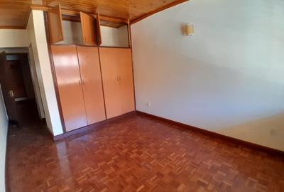 5 Bed Townhouse with En Suite in Lavington - 3
